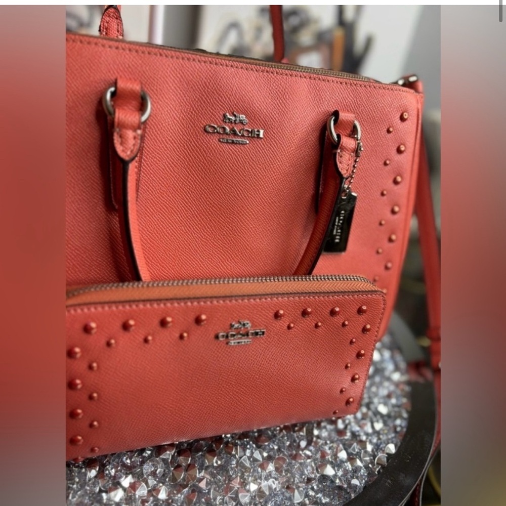 🌟COACH 🌟Storypatch Coral Studded
Leather Surrey Bag & Wallet Set F55600/EUC - Picture 5 of 16